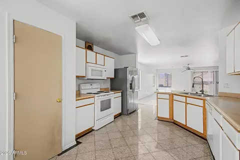 Kitchen - 3222 W Apollo Rd, Phoenix, AZ 85041 photo 4 of 4