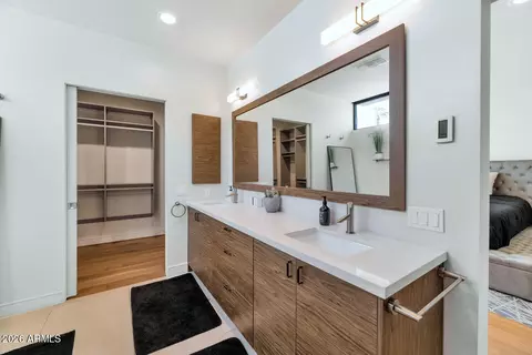 Bath - 4602 E Glenrosa Ave, Phoenix, AZ 85018 photo 2 of 3