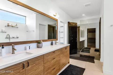 Bath - 4602 E Glenrosa Ave, Phoenix, AZ 85018 photo 1 of 3