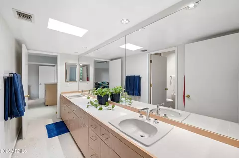 Bath - 8709 N 11th Ave, Phoenix, AZ 85021 photo 4 of 5
