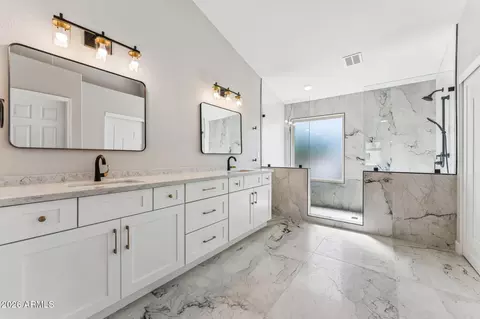 Bath - 2935 E Cathy Dr, Gilbert, AZ 85296 photo 2 of 5
