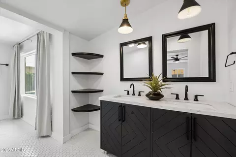 Bath - 1731 E Verde Ln, Phoenix, AZ 85016 photo 3 of 5