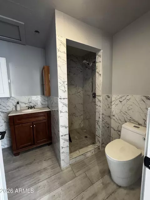 Bath - 7732 W Mitchell Dr, Phoenix, AZ 85033 photo 1 of 1