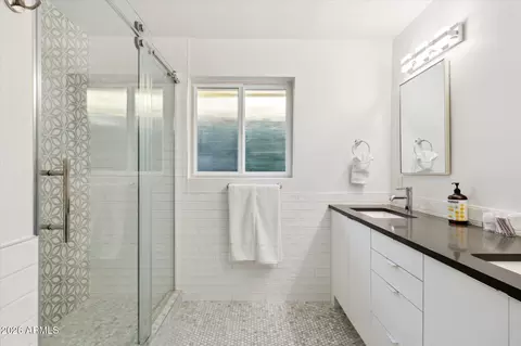 Bath - 4113 E Glenrosa Ave, Phoenix, AZ 85018 photo 2 of 2