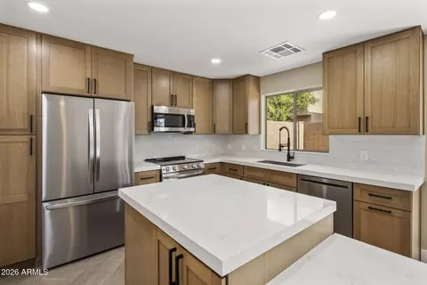 Kitchen - 4052 E Abraham Ln, Phoenix, AZ 85050 photo 2 of 5