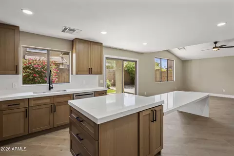 Kitchen - 4052 E Abraham Ln, Phoenix, AZ 85050 photo 5 of 5
