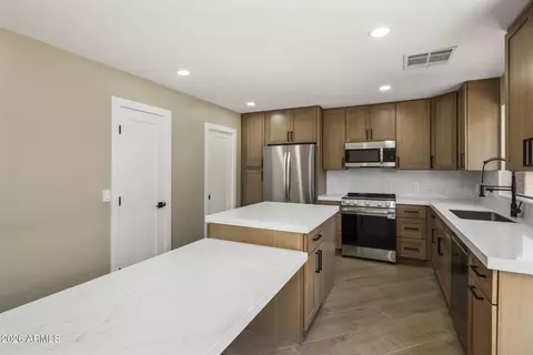 Kitchen - 4052 E Abraham Ln, Phoenix, AZ 85050 photo 4 of 5