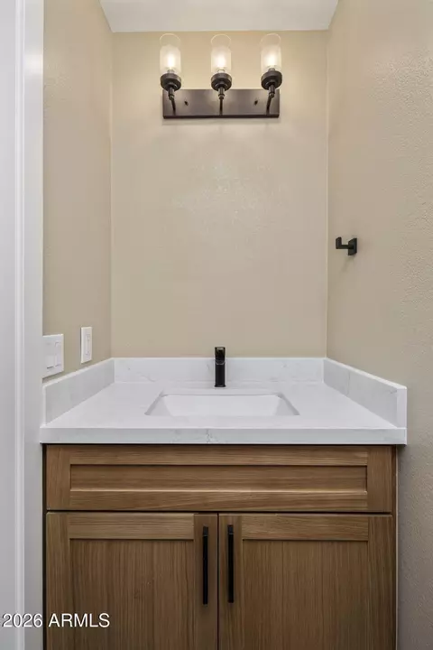 Bath - 4052 E Abraham Ln, Phoenix, AZ 85050 photo 4 of 4