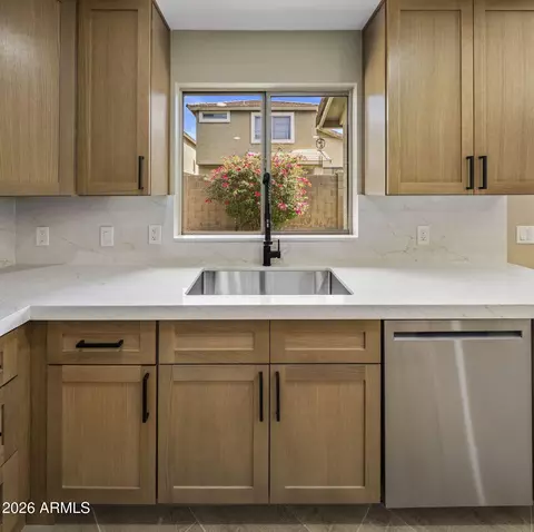 Kitchen - 4052 E Abraham Ln, Phoenix, AZ 85050 photo 3 of 5