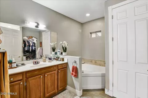 Bath - 1418 E Malapai Dr, Phoenix, AZ 85020 photo 2 of 4
