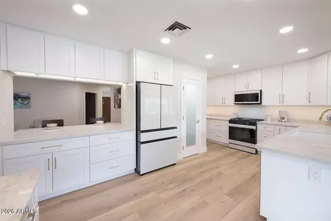 Kitchen - 2901 E Las Rocas Dr, Phoenix, AZ 85028 photo 2 of 4