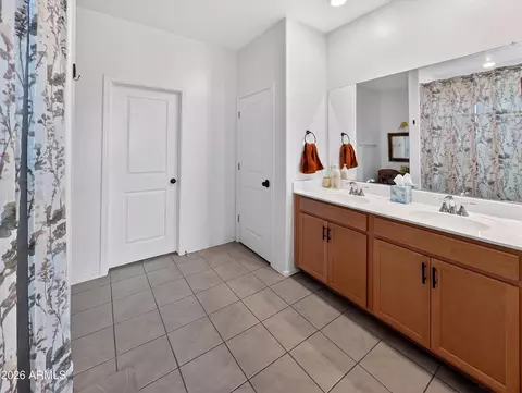 Bath - 2439 W Pecan Rd, Phoenix, AZ 85041 photo 2 of 2