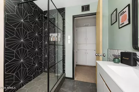 Bath - 2029 W Coolbrook Ave, Phoenix, AZ 85023 photo 2 of 4