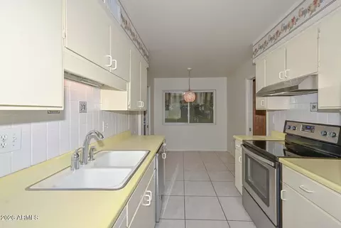 Kitchen - 6035 N 10th Pl, Phoenix, AZ 85014 photo 3 of 4