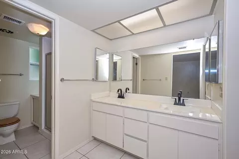 Bath - 6035 N 10th Pl, Phoenix, AZ 85014 photo 3 of 4