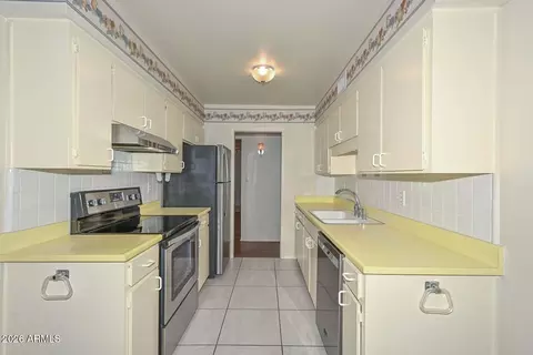 Kitchen - 6035 N 10th Pl, Phoenix, AZ 85014 photo 1 of 4