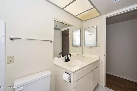 Bath - 6035 N 10th Pl, Phoenix, AZ 85014 photo 2 of 4