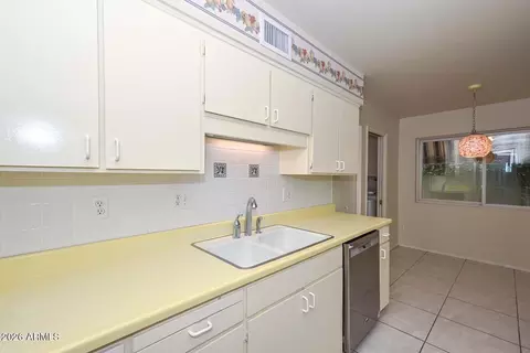 Kitchen - 6035 N 10th Pl, Phoenix, AZ 85014 photo 4 of 4