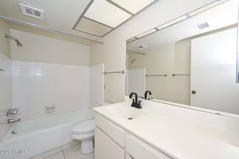 Bath - 6035 N 10th Pl, Phoenix, AZ 85014 photo 1 of 4