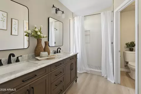 Bath - 2134 E Daley Ln, Phoenix, AZ 85024 photo 3 of 3