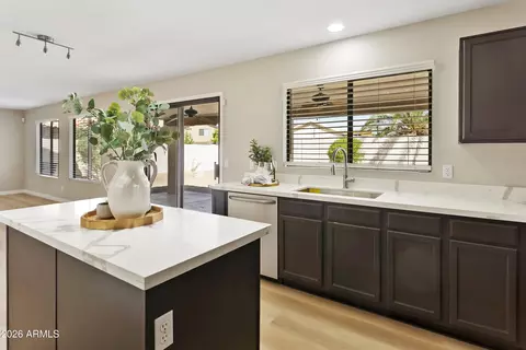 Kitchen - 2134 E Daley Ln, Phoenix, AZ 85024 photo 5 of 6