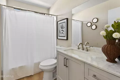 Bath - 2134 E Daley Ln, Phoenix, AZ 85024 photo 2 of 3