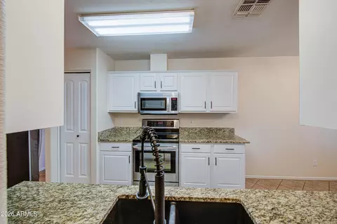 Kitchen - 1757 W Ray Ln, Apache Junction, AZ 85120 photo 2 of 5