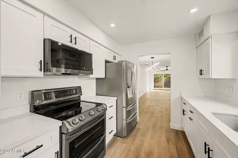 Kitchen - 1949 E Del Sur Dr, Tempe, AZ 85283 photo 3 of 4