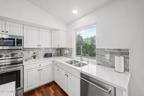 Kitchen - 1570 E Horseshoe Ave, Gilbert, AZ 85296 photo 4 of 5