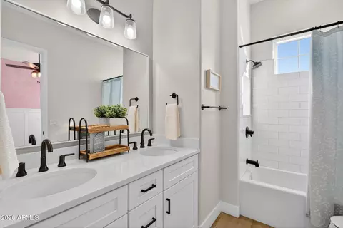 Bath - 629 W Cloud Rd, Phoenix, AZ 85086 photo 4 of 5