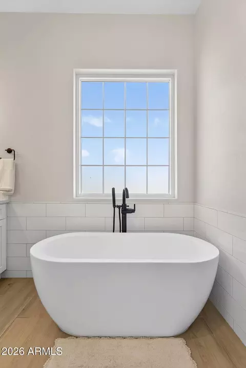 Bath - 629 W Cloud Rd, Phoenix, AZ 85086 photo 2 of 5