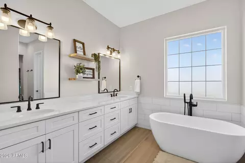 Bath - 629 W Cloud Rd, Phoenix, AZ 85086 photo 1 of 5