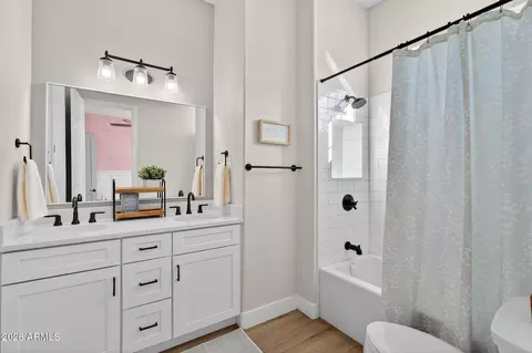 Bath - 629 W Cloud Rd, Phoenix, AZ 85086 photo 3 of 5