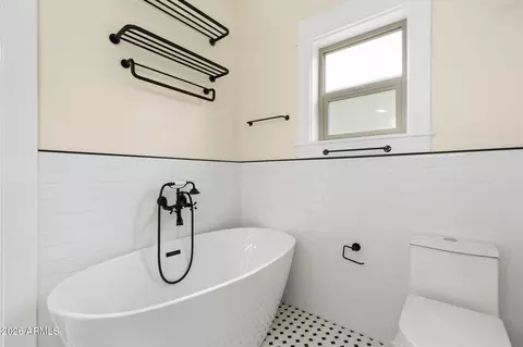 Bath - 332 E Windsor Ave, Phoenix, AZ 85004 photo 4 of 7