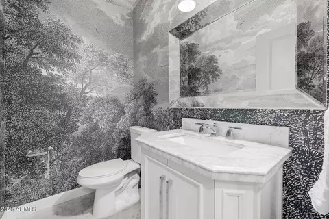 Bath - 4021 E Glenrosa Ave, Phoenix, AZ 85018 photo 1 of 6