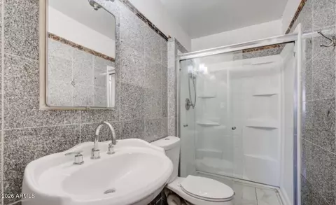 Bath - 5820 N 35th Ave, Phoenix, AZ 85017 photo 1 of 1