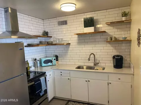 Kitchen - 4514 N 14th Pl, Phoenix, AZ 85014 photo 3 of 5