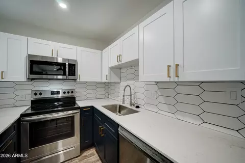 Kitchen - 2919 N 38th St, Phoenix, AZ 85018 photo 2 of 2