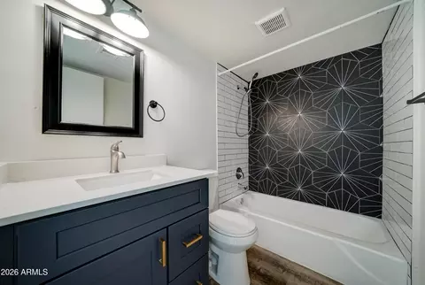 Bath - 2919 N 38th St, Phoenix, AZ 85018 photo 1 of 1