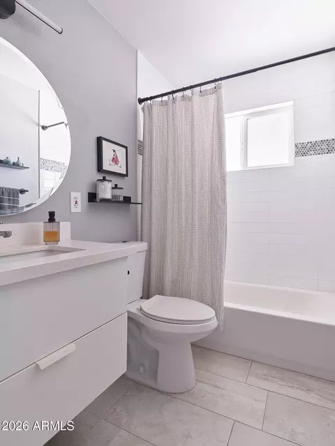 Bath - 1038 Elm St, Phoenix, AZ 85014 photo 2 of 4