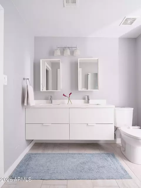 Bath - 1038 Elm St, Phoenix, AZ 85014 photo 1 of 4