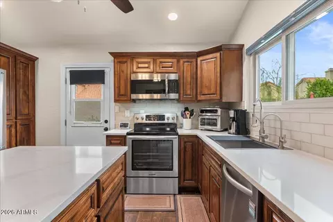 Kitchen - 3910 E Hiddenview Dr, Phoenix, AZ 85048 photo 4 of 5