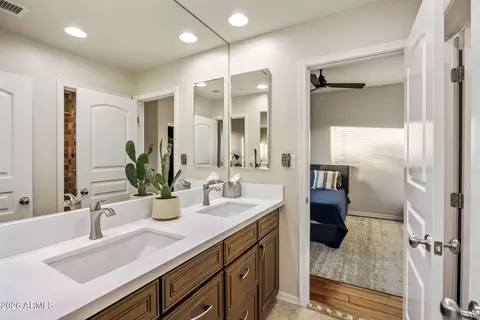Bath - 3950 E Patrick Ln, Phoenix, AZ 85050 photo 5 of 7