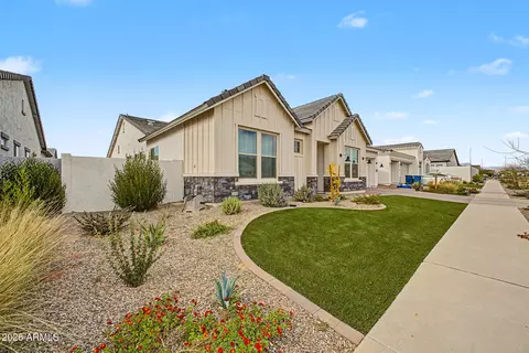 Exterior - 1016 W Ridge Rd, Apache Junction, AZ 85120 photo 2 of 4