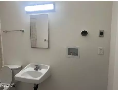 Bath - 9643 N 10th Ave, Phoenix, AZ 85021 photo 3 of 3