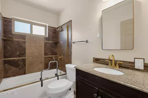 Bath - 1020 E Oregon Ave, Phoenix, AZ 85014 photo 1 of 2
