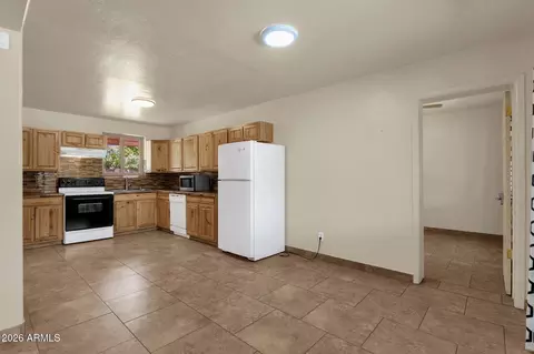 Kitchen - 1020 E Oregon Ave, Phoenix, AZ 85014 photo 4 of 5