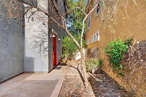 Exterior - 1541 S Malabar Ln, Gilbert, AZ 85296 photo 2 of 9