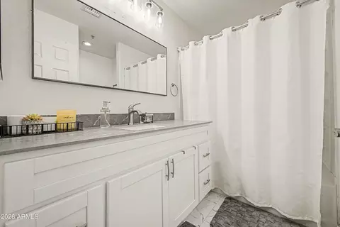 Bath - 2965 E Dunbar Dr, Phoenix, AZ 85042 photo 2 of 4