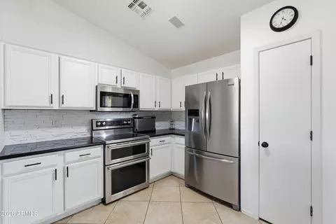 Kitchen - 2628 E Beverly Rd, Phoenix, AZ 85042 photo 2 of 2
